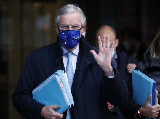 미셸 바르니에 유럽연합(EU) 브렉시트(Brexitㆍ영국의 EU 탈퇴) 협상 수석대표가 12일(현지시간) 영국 런던의 숙소인 호텔을 나와 협상장으로 향하며 손을 들어 보이고 있다. EU와 영국은 이달 말을 시한으로 해 무역협정을 포함한 브렉시트 이후 미래관계를 위한 협상을 마무리 짓기로 했다.   런던=AP 연합뉴스